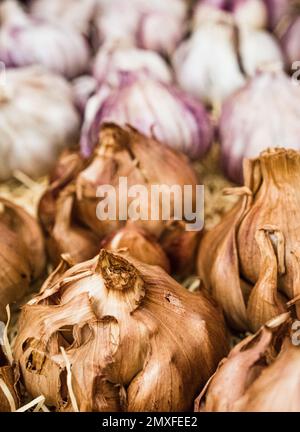 Ail fumé biologique en vente sur un marché alimentaire artisanal. Banque D'Images