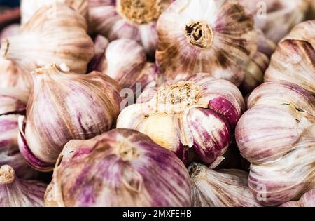 Ail fumé biologique en vente sur un marché alimentaire artisanal. Banque D'Images