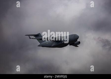 Le Boeing C-17 Globemaster III à Houston contre un ciel nuageux Banque D'Images