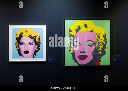 Trieste, Italie - 21 janvier 2023: Copies d'écran intitulées Kate Moss par Banksy et Marilyn par Andy Warhol . Le Grand communicateur Banksy, Salone degli I Banque D'Images