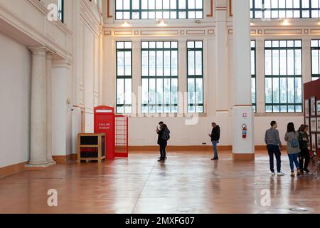 Trieste, Italie - 21 janvier 2023: Gens regardant les œuvres d'art bansky. Exposition intitulée le Grand communicateur Banksy, Salone degli Incanti de Triest Banque D'Images