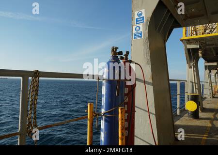 Bouteilles d'oxygène et d'acétylène de la société unitor, utilisées pour le soudage et le découpage au chalumeau. Banque D'Images