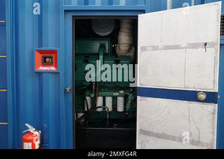 Ouvrez la porte du bloc d'alimentation bleu ou du générateur portable pour fournir l'électricité aux rééquipements transportés sur un conteneur. Banque D'Images