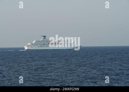 White Passenger, RO-RO, Cargo Ship Moby Zaza quittant le port de Valence et naviguant à travers la mer Méditerranée bleue. Banque D'Images