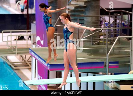 Callie Eaglestone et Maya Kutty en action lorsqu'ils participent à la finale Synchro 3m des femmes au cours du deuxième jour de la coupe de plongée nationale britannique au Royal Commonwealth Pool, à Édimbourg. Date de la photo: Vendredi 3 février 2023. Banque D'Images