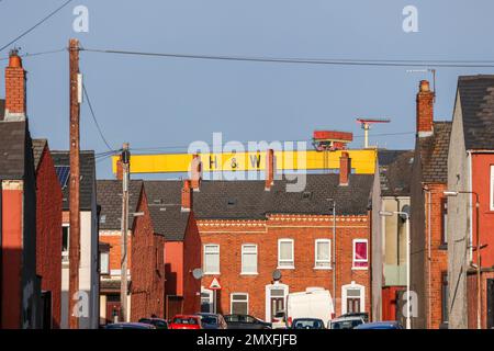 Harland & Wolff Industrial Belfast. La grue à portique Krupp jaune H&W située au-dessus de la rangée de terrasses abrite des toits de cheminées en pots le jour ensoleillé au sud-est de Belfast. Banque D'Images