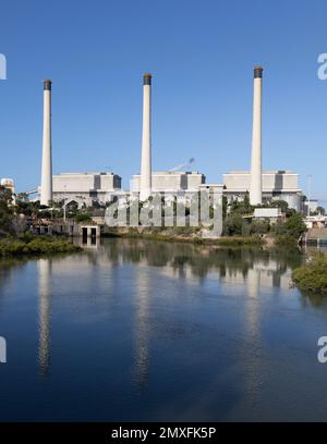 La centrale électrique de NRG Gladstone avec turbines à vapeur motorisée sur fond bleu ciel Banque D'Images