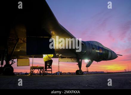 Un volontaire travaillant sur le bombardier nucléaire XL426 de l'ex RAF Cold War Avro Vulcan B2 conservé à l'aéroport Southend de Londres, Essex, Royaume-Uni, à la tombée de la nuit Banque D'Images