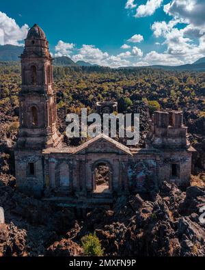 Les ruines de l'église de l'original San Juan Parangaricutiro, Mexique Banque D'Images