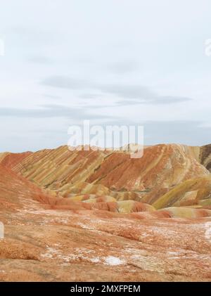 Paysage des montagnes arc-en-ciel par une journée nuageux dans le parc géologique du Zhangye Danxia Landform à Gansu, en Chine Banque D'Images