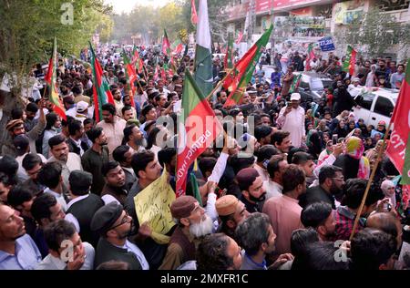 Hyderabad, Pakistan. 03rd févr. 2023. Des membres de Tehreek-e-Insaf (PTI) tiennent une manifestation contre le gouvernement fédéral et un chômage massif, l'augmentation du prix des produits d'usage quotidien et la hausse des prix de l'inflation, qui s'est tenue vendredi au club de presse d'Hyderabad, à 03 février 2023. Credit: Asianet-Pakistan/Alamy Live News Banque D'Images