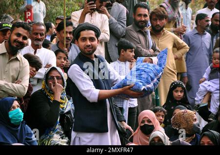 Hyderabad, Pakistan. 03rd févr. 2023. Des membres de Tehreek-e-Insaf (PTI) tiennent une manifestation contre le gouvernement fédéral et un chômage massif, l'augmentation du prix des produits d'usage quotidien et la hausse des prix de l'inflation, qui s'est tenue vendredi au club de presse d'Hyderabad, à 03 février 2023. Credit: Asianet-Pakistan/Alamy Live News Banque D'Images