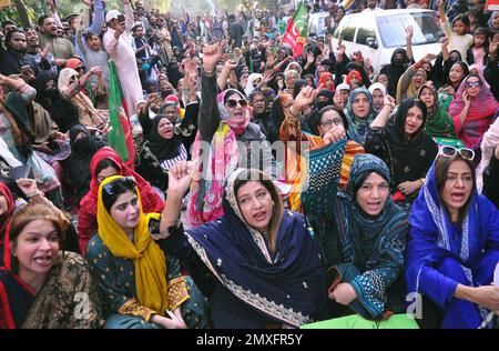 Hyderabad, Pakistan. 03rd févr. 2023. Des membres de Tehreek-e-Insaf (PTI) tiennent une manifestation contre le gouvernement fédéral et un chômage massif, l'augmentation du prix des produits d'usage quotidien et la hausse des prix de l'inflation, qui s'est tenue vendredi au club de presse d'Hyderabad, à 03 février 2023. Credit: Asianet-Pakistan/Alamy Live News Banque D'Images