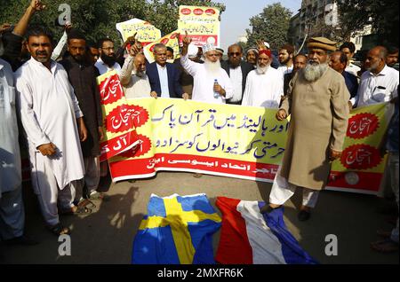 Hyderabad, Pakistan. 03rd févr. 2023. Des membres de l'association All City Tajir Ittehad manifestent pour avoir fermement condamné l'acte odieux de profanation du Saint Coran en Suède, qui s'est tenu vendredi sur la route de la Maison lumière M.A Jinnah à Karachi 03 février 2023. Credit: Asianet-Pakistan/Alamy Live News Banque D'Images