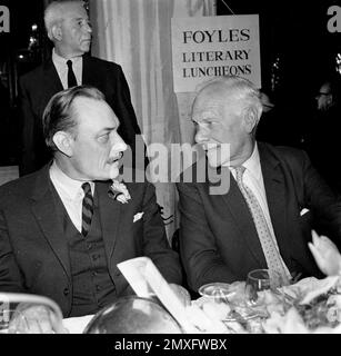 Enoch Powell, homme politique britannique, et Malcolm Muggeridge, journaliste, au déjeuner littéraire de Foyles à Londres 1969 Banque D'Images