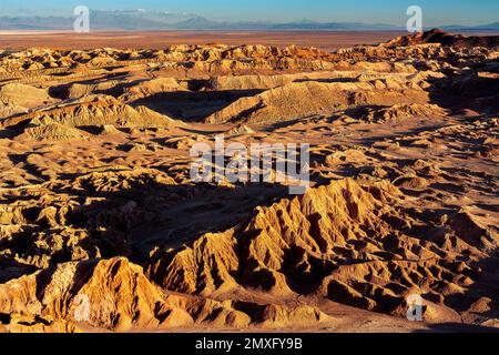 Formations de sel à Valle de la Luna (espagnol pour Moon Valley), également connu sous le nom de Cordillera de la Sal (espagnol pour Salt Mountain Range) Banque D'Images