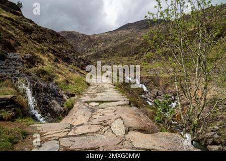 Le Watkin Path, un itinéraire bien connu qui traverse le MCG Llan jusqu'au mont Snowdon, dans le parc national de Snowdonia, au nord du pays de Galles. Banque D'Images