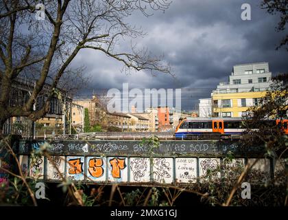 Train terrestre traversant le pont au-dessus du canal Regents Gloucester avenue Primrose Hill London Banque D'Images