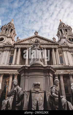 Un cliché vertical de la statue de la reine Anne dans le cimetière St Paul dans la journée à Londres, Royaume-Uni Banque D'Images