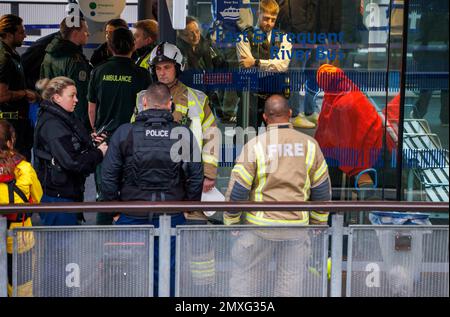 Londres, Royaume-Uni. 3rd févr. 2023. L'homme, dans une haute viz orange, est retrouvé de la Tamise et aidé par les services d'urgence. Un homme a été sauvé de la Tamise après avoir sauté du pont. Les services d'urgence ont été appelés à Westminster après qu'un homme ait sauté du pont. Les services de police, d'incendie, de RNLI et d'ambulance ont assisté à la scène. Crédit : Mark Thomas/Alay Live News Banque D'Images