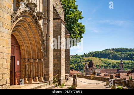 L'église notre-Dame du Puy se trouve au-dessus de la vieille ville de Figeac, Lot, France Banque D'Images