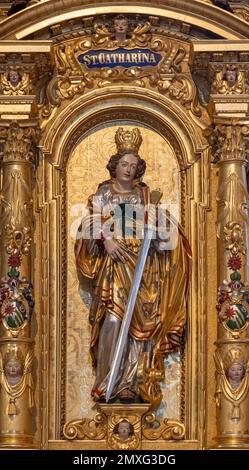 LUCERNE, SUISSE - 24 JUILLET 2022 : statue en polychrome sculptée de Saint-Jean Catherine dans l'église Saint Leodegar im Hof par Niklaus Geisler (1585-1665) Banque D'Images