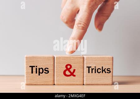 Conseils et astuces. écrit sur des blocs de bois, des bouts et des trucs pour vous aider dans les affaires, conseils professionnels Banque D'Images