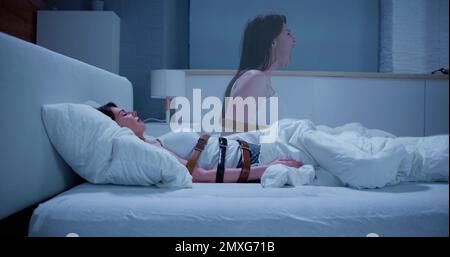 Femme souffrant de paralysie du sommeil à la maison Banque D'Images