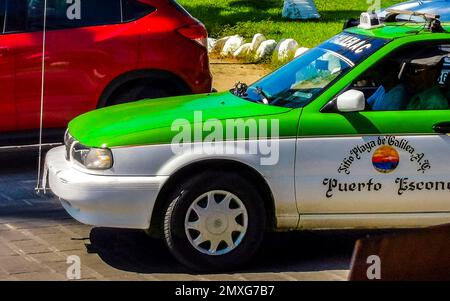 Puerto Escondido Oaxaca Mexique 25. Janvier 2023 taxi vert coloré voiture à Puerto Escondido Zicatela Oaxaca Mexique. Banque D'Images