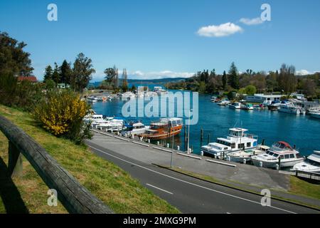 Taupo Nouvelle-Zélande - 6 octobre 2010; Marina et bateaux amarrés dans le fleuve Waikato à l'embouchure du lac Taupo. Banque D'Images