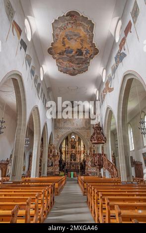 LUCERNE, SUISSE - JUNY 24, 2022: La nef de l'église Franziskanerkirche. Banque D'Images