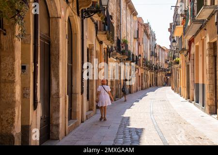 Calle con turista en la Ciudad médiévale de Montblanc, Tarragone. Hermosa villa amurallada Banque D'Images