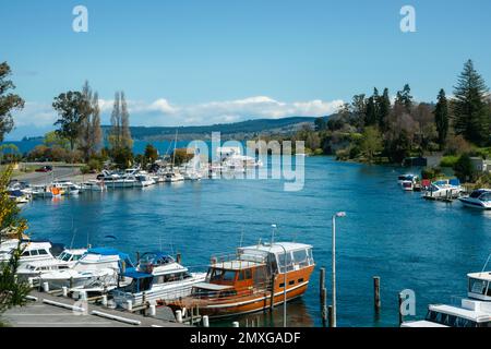 Taupo Nouvelle-Zélande - 6 octobre 2010; Marina et bateaux amarrés dans le fleuve Waikato à l'embouchure du lac Taupo. Banque D'Images