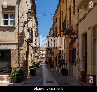 Calle de la Ciudad médiévale de Montblanc, Tarragone. Hermosa villa amurallada Banque D'Images