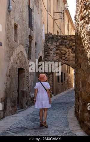 Calle con turista en la Ciudad médiévale de Montblanc, Tarragone. Hermosa villa amurallada Banque D'Images