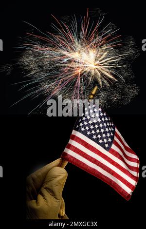 Quatrième de juillet avec feux d'artifice et drapeau américain. Banque D'Images