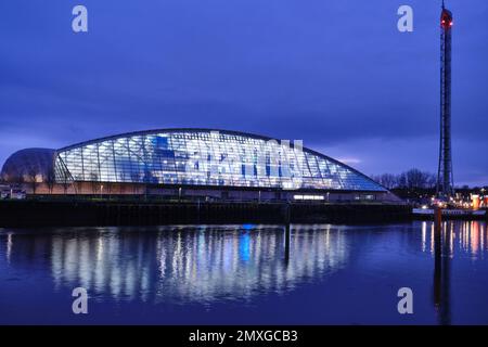 Centre scientifique de Glasgow et la Tour de Glasgow, sur la rive de la rivière Clyde Banque D'Images