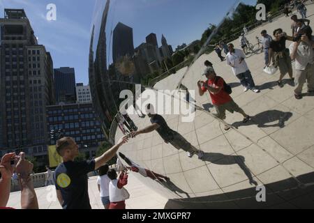 06 août 2004 ; Chicago, il, États-Unis ; Le « Cloud Gate » du sculpteur Anish Kapoor, également connu sous le nom de Bean, reflète les gratte-ciel de Chicago autour de Millennium Park. Les visiteurs du parc apprécient la sculpture réfléchissante du Millennium Park de Chicago, ce jour d'été. USAGE ÉDITORIAL UNIQUEMENT ! Non destiné À un usage commercial ! Banque D'Images