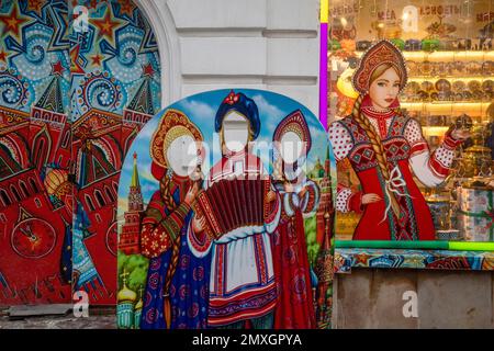 Moscou, Russie. 28th janvier 2023. Le design extérieur d'une boutique de souvenirs est visible sur la rue Arbat dans le centre de Moscou, en Russie Banque D'Images