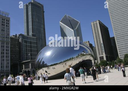 06 août 2004 ; Chicago, il, États-Unis ; Le « Cloud Gate » du sculpteur Anish Kapoor, également connu sous le nom de Bean, reflète les gratte-ciel de Chicago autour de Millennium Park. Les visiteurs du parc apprécient la sculpture réfléchissante du Millennium Park de Chicago, ce jour d'été. USAGE ÉDITORIAL UNIQUEMENT ! Non destiné À un usage commercial ! Banque D'Images