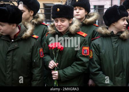 Moscou, Russie. 28th janvier 2023. Les élèves du premier corps de cadets de Moscou lapient des fleurs dans un monument situé dans le bâtiment du théâtre Yevgeny Vakhtangov Banque D'Images