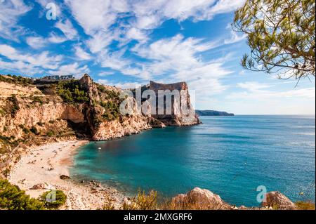 Plage de Cala del Moraig à Benitachell, paysage de la côte méditerranéenne situé dans la communauté de Valence, Alicante, Espagne. Banque D'Images