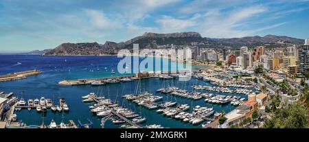 Vue panoramique sur une marina, des plages et des montagnes en arrière-plan dans la ville de Calpe. Ville côtière située dans la Communauté de Valence, Alicante, Banque D'Images