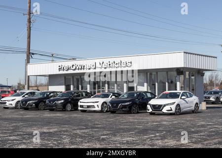 Lafayette - Circa février 2023 : exposition de voitures d'occasion dans un établissement concessionnaire. Avec les problèmes d'offre, les voitures d'occasion et les voitures d'occasion sont en forte demande. Banque D'Images