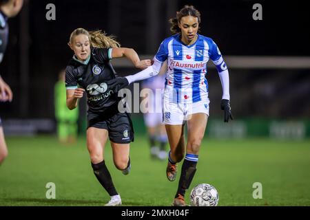 HEERENVEEN, PAYS-BAS - FÉVRIER 3: Dana Foederer de Fortuna Sittard bataille pour le ballon avec Nina Nijstad de SC Heerenveen pendant le match azérie Eredivisiie Vrouwen entre SC Heerenveen et Fortuna Sittard au Sportpark Skoatterwâld sur 3 février 2023 à Heerenveen, pays-Bas photo de Van Woueter photos: Orange pics BV/Alay Live News Banque D'Images