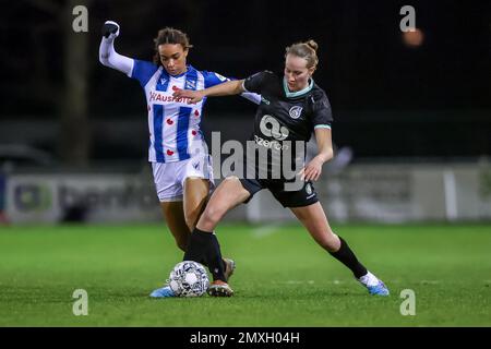 HEERENVEEN, PAYS-BAS - FÉVRIER 3: Nina Nijstad de SC Heerenveen bataille pour le ballon avec Feli Delacauw de Fortuna Sittard pendant le match de l'Azerion Eredivisiie Vrouwen entre SC Heerenveen et Fortuna Sittard au Sportpark Skoatterwâld sur 3 février 2023 à Heerenveen, pays-Bas photo de Pieter (photo de Orange): Orange pics BV/Alay Live News Banque D'Images