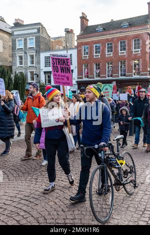 Une marche de protestation à Cambridge, au Royaume-Uni, en faveur de la grève du Syndicat national de l'éducation, le 1st février 2023. Banque D'Images