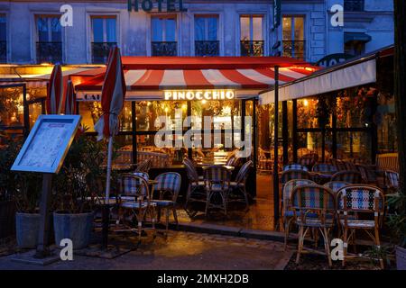 Le café français traditionnel Pinocchio est situé dans le quartier Montparnasse, à proximité de la gare Montparnasse, de la Tour Montparnasse et des Galeries Lafayette Banque D'Images