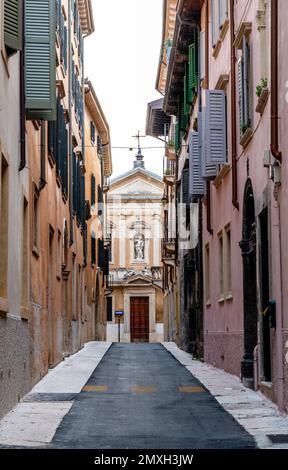 Rue étroite dans la ville de Vérone. Banque D'Images