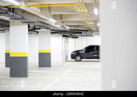Une seule voiture noire garée dans le nouveau parking spacieux de Sao Paulo au Brésil Banque D'Images